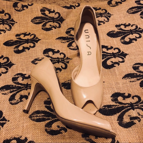 unisa nude pumps
